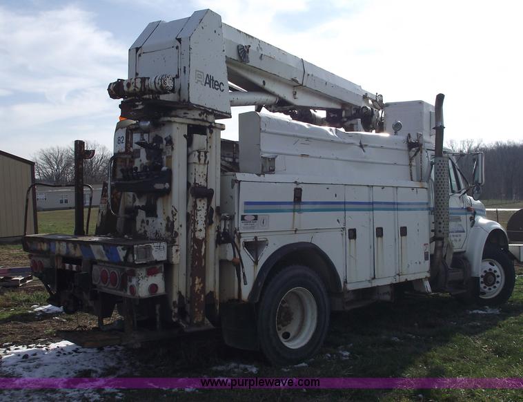 image for item C5932 1990 International 4900 digger derrick truck