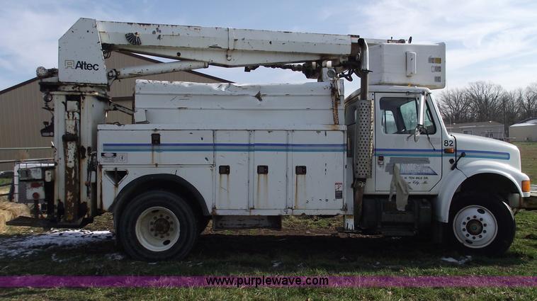 image for item C5932 1990 International 4900 digger derrick truck