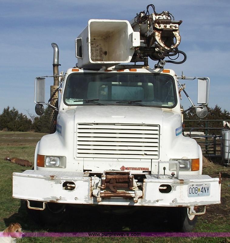 image for item C5932 1990 International 4900 digger derrick truck