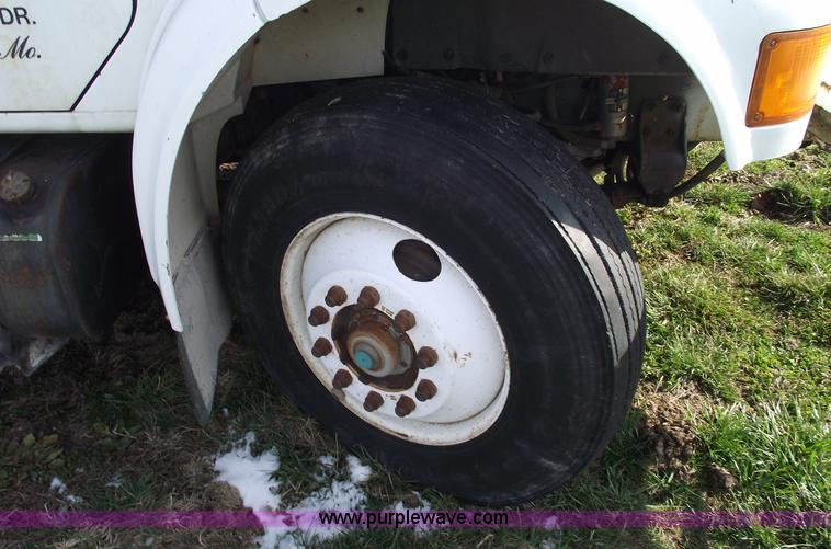 image for item C5932 1990 International 4900 digger derrick truck