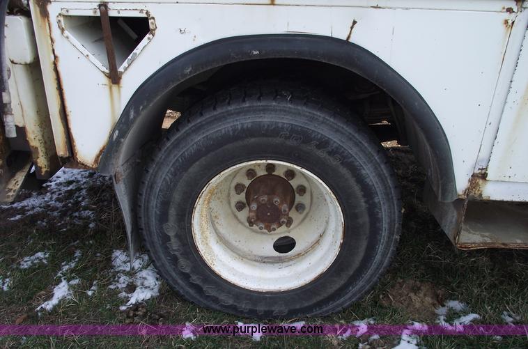 image for item C5932 1990 International 4900 digger derrick truck