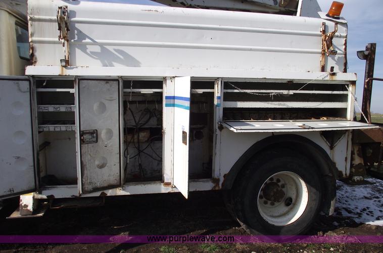 image for item C5932 1990 International 4900 digger derrick truck