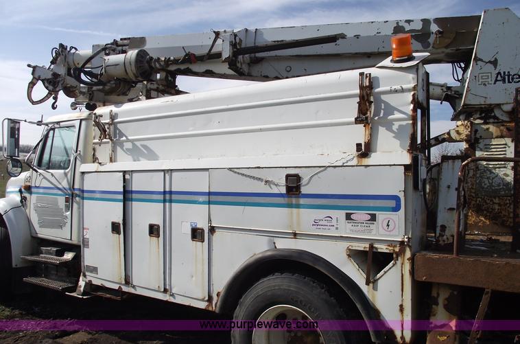 image for item C5932 1990 International 4900 digger derrick truck