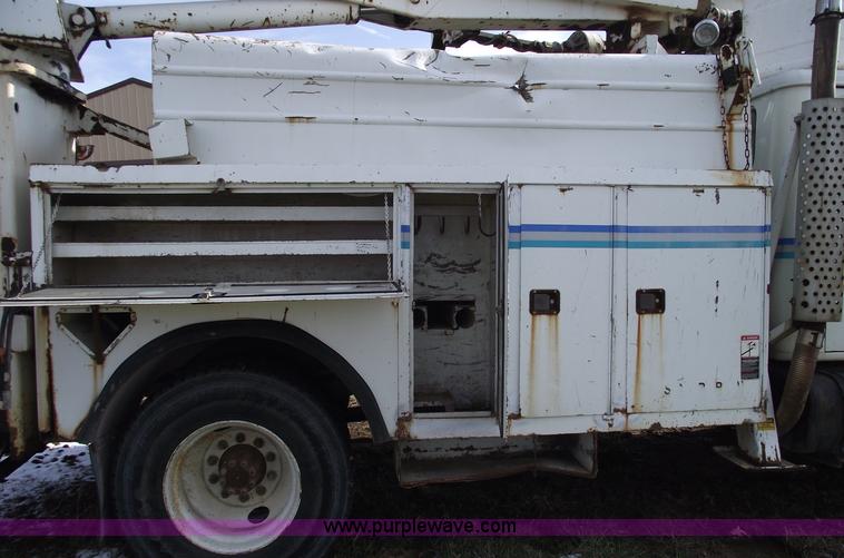 image for item C5932 1990 International 4900 digger derrick truck