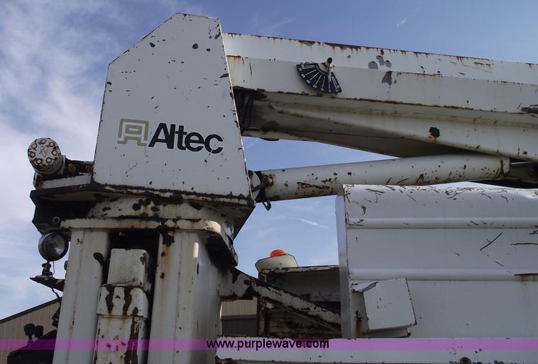 image for item C5932 1990 International 4900 digger derrick truck