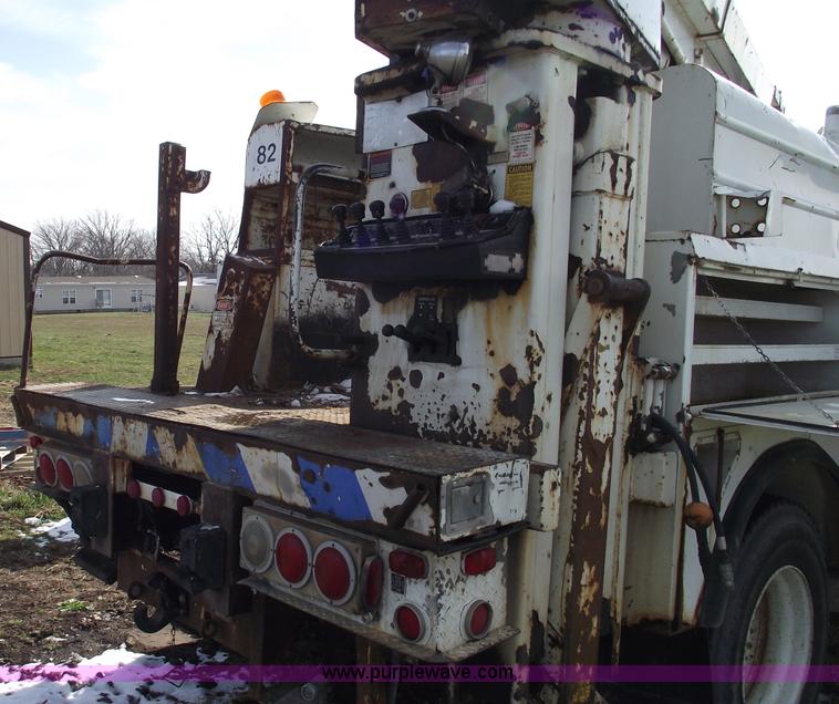 image for item C5932 1990 International 4900 digger derrick truck