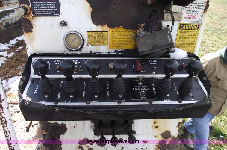 image for item C5932 1990 International 4900 digger derrick truck