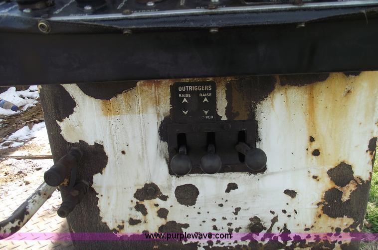 image for item C5932 1990 International 4900 digger derrick truck