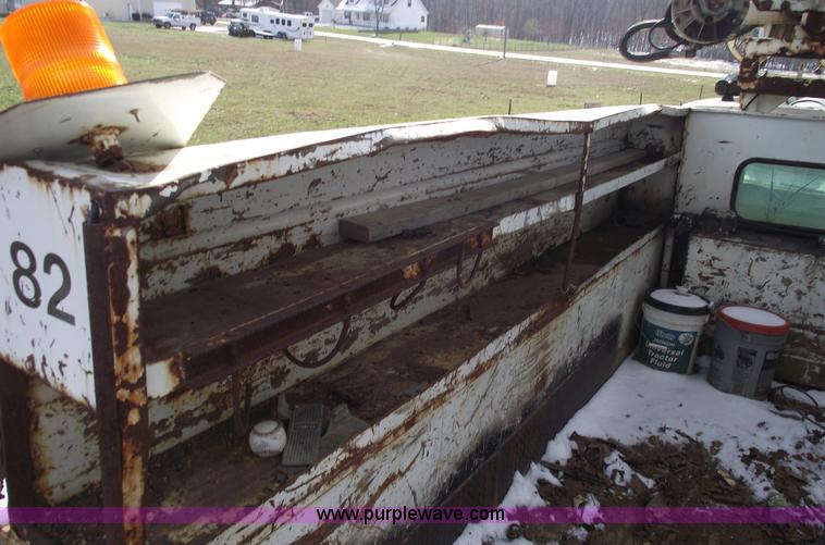 image for item C5932 1990 International 4900 digger derrick truck