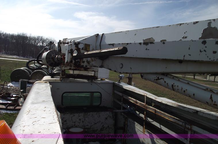 image for item C5932 1990 International 4900 digger derrick truck