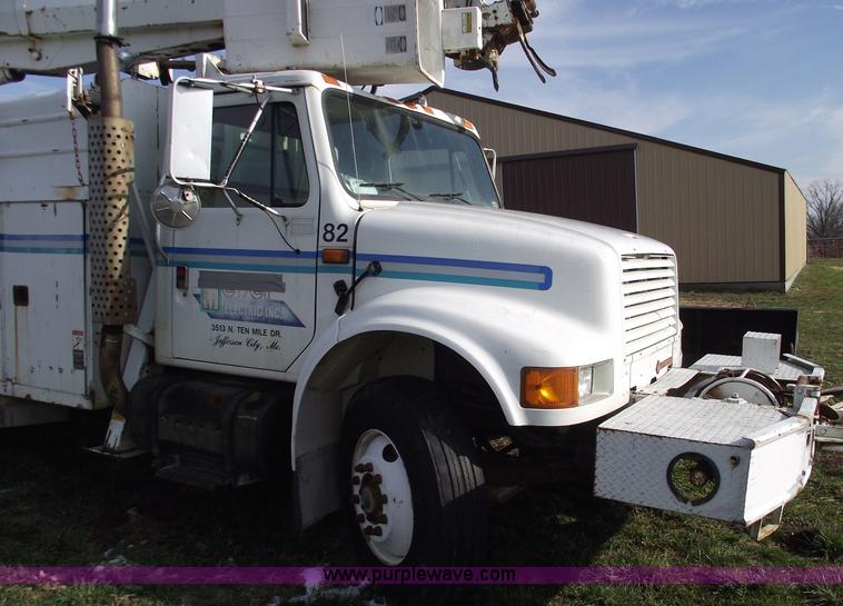 image for item C5932 1990 International 4900 digger derrick truck