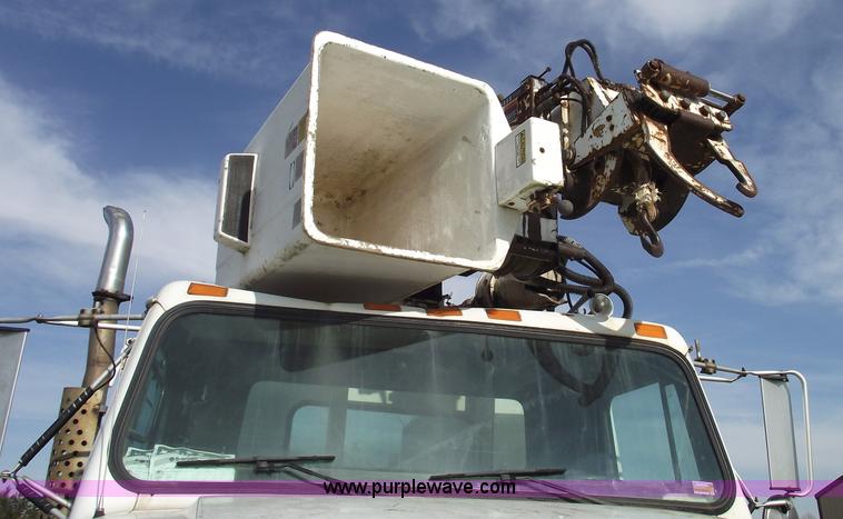 image for item C5932 1990 International 4900 digger derrick truck