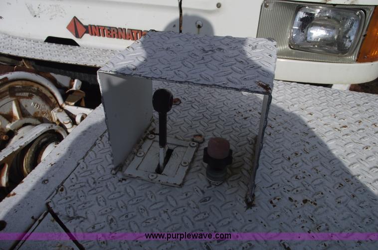 image for item C5932 1990 International 4900 digger derrick truck