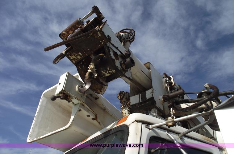 image for item C5932 1990 International 4900 digger derrick truck