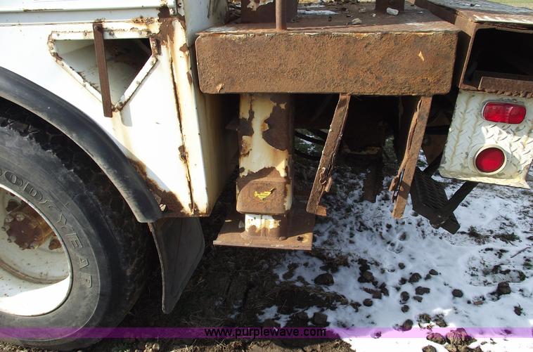 image for item C5932 1990 International 4900 digger derrick truck