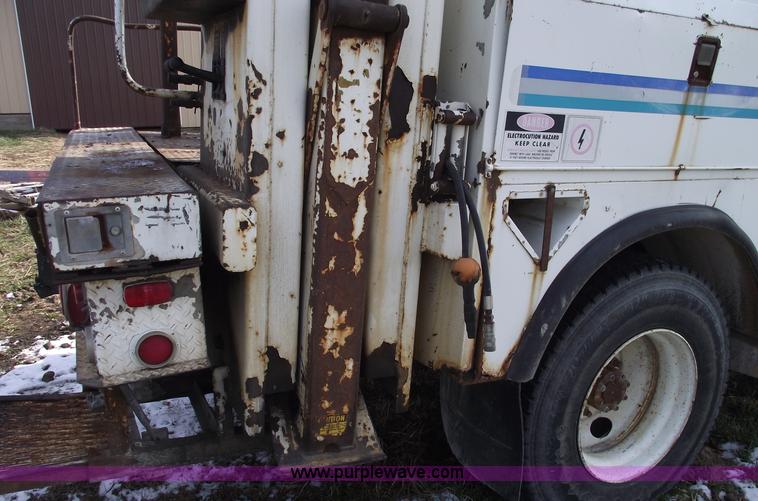 image for item C5932 1990 International 4900 digger derrick truck