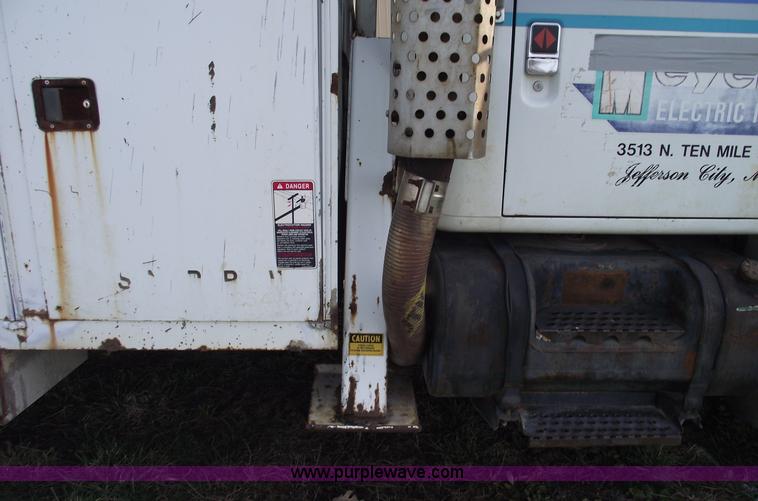 image for item C5932 1990 International 4900 digger derrick truck