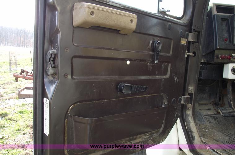 image for item C5932 1990 International 4900 digger derrick truck