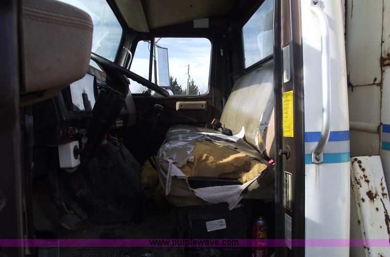 image for item C5932 1990 International 4900 digger derrick truck