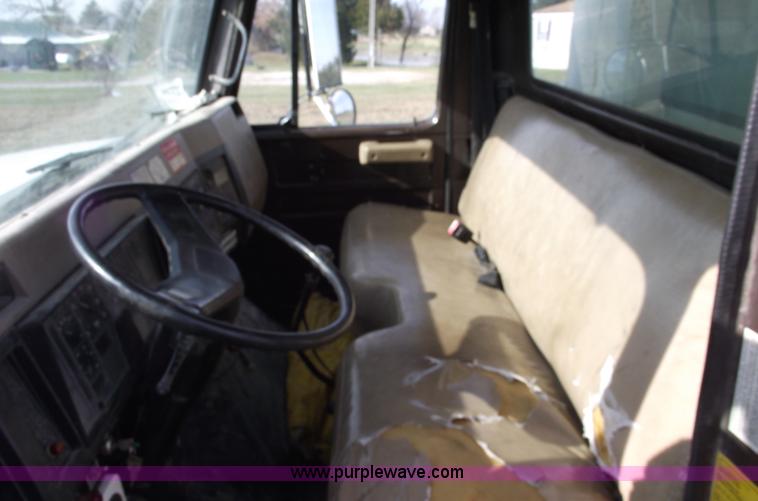 image for item C5932 1990 International 4900 digger derrick truck