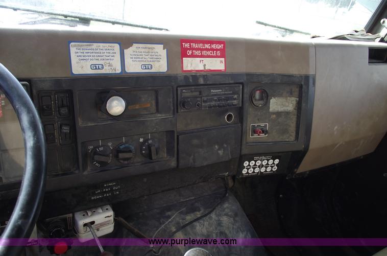 image for item C5932 1990 International 4900 digger derrick truck