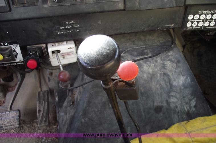 image for item C5932 1990 International 4900 digger derrick truck