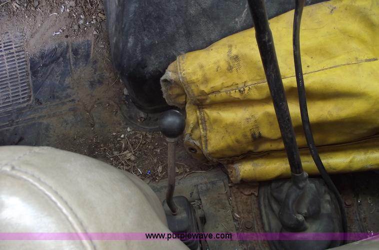 image for item C5932 1990 International 4900 digger derrick truck