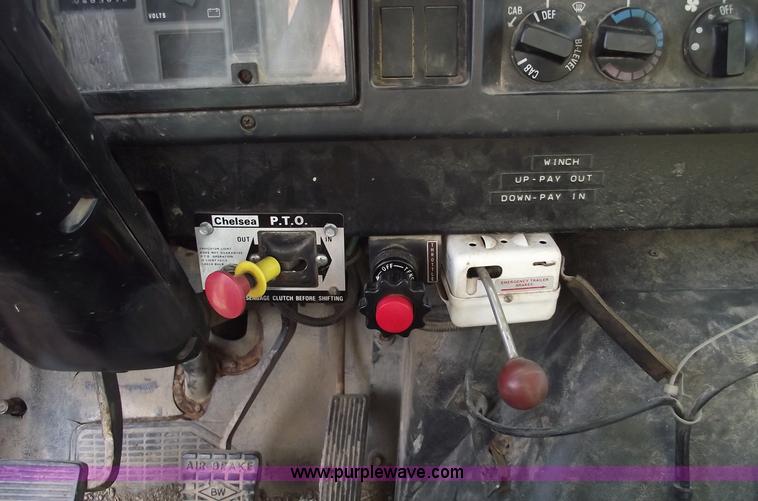 image for item C5932 1990 International 4900 digger derrick truck