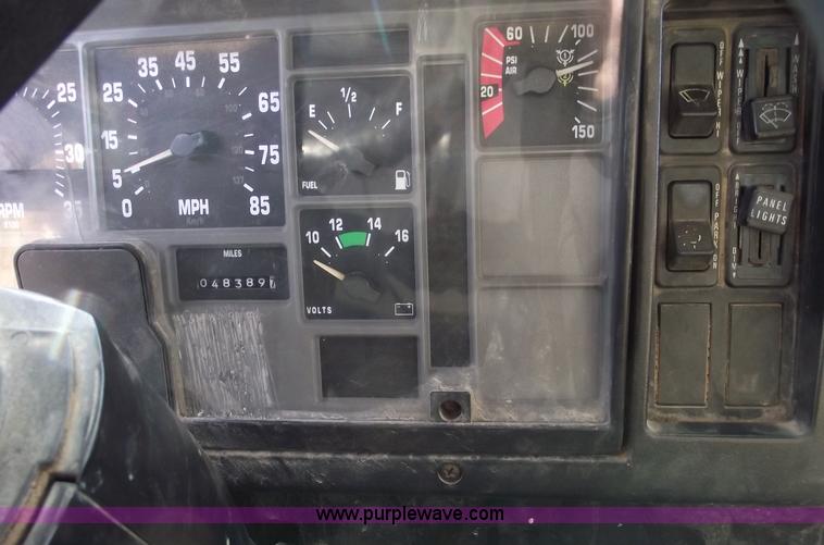 image for item C5932 1990 International 4900 digger derrick truck