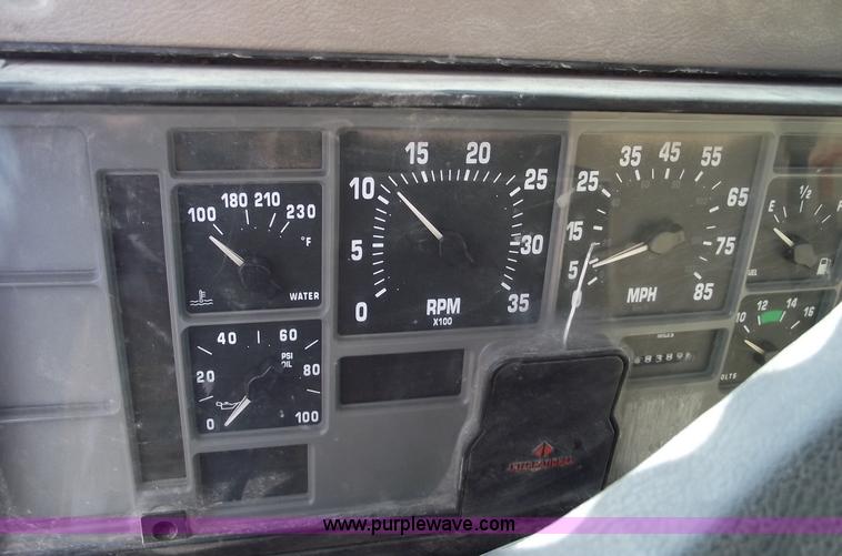 image for item C5932 1990 International 4900 digger derrick truck