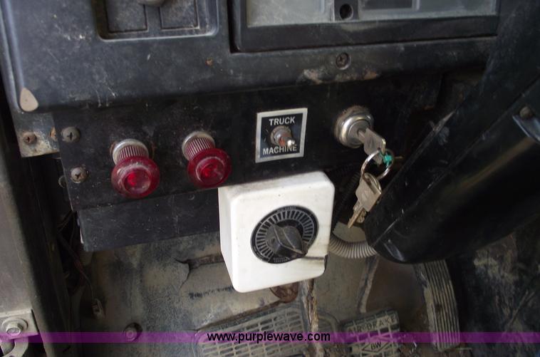 image for item C5932 1990 International 4900 digger derrick truck