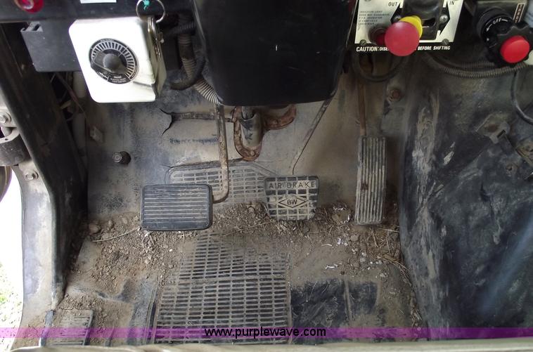 image for item C5932 1990 International 4900 digger derrick truck