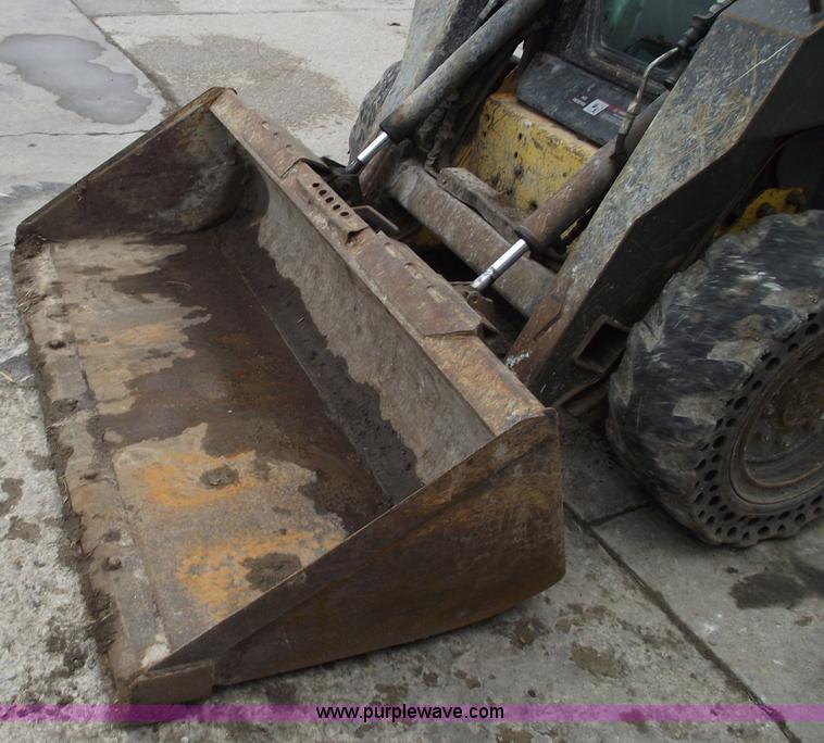 image for item C5938 2005 New Holland L185 skid steer