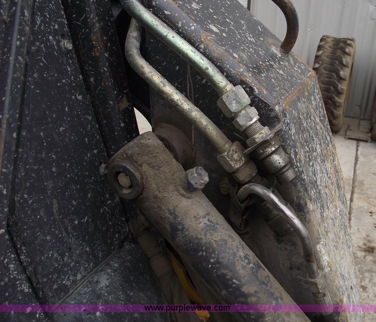 image for item C5938 2005 New Holland L185 skid steer