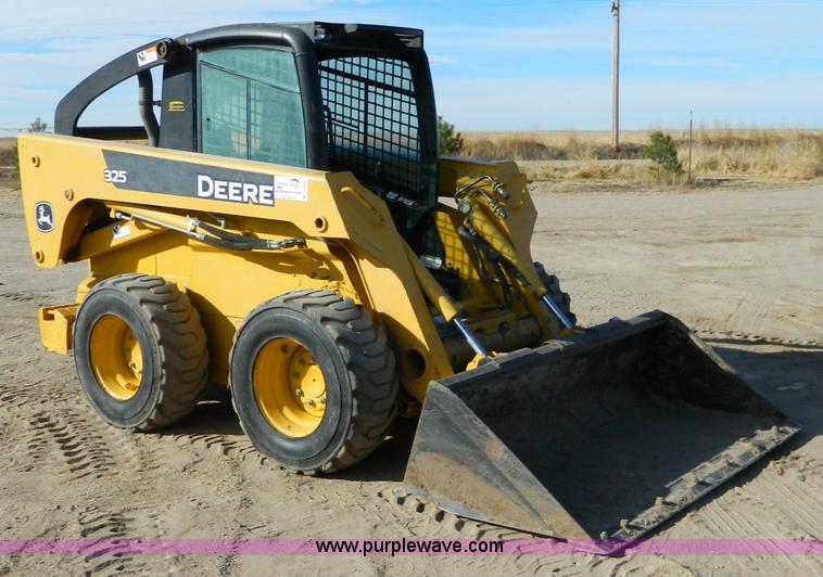 image for item D8646 2005 John Deere 325 skid steer