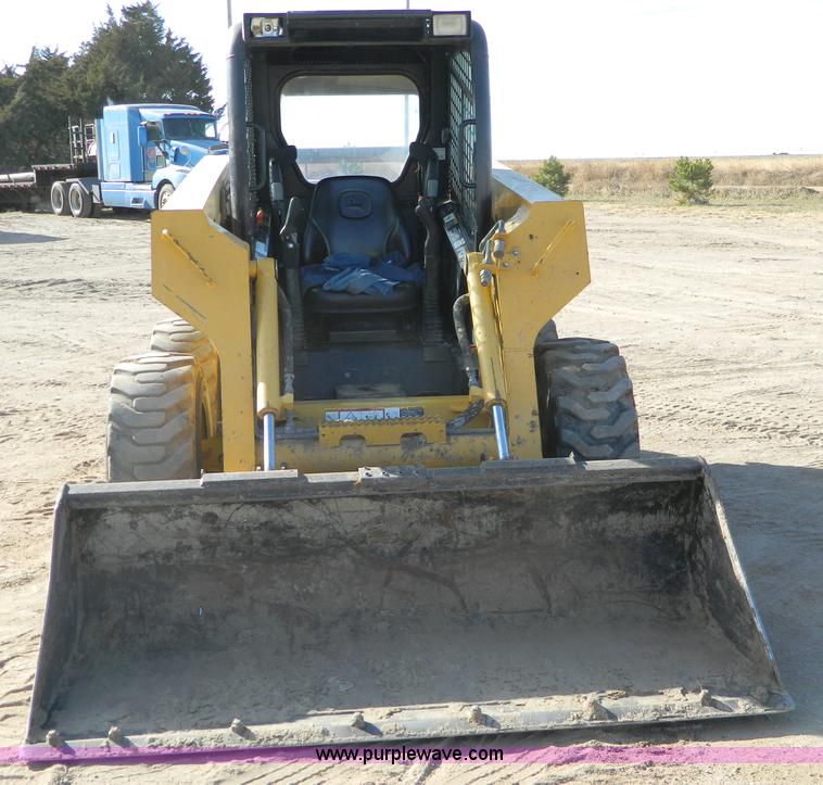 image for item D8646 2005 John Deere 325 skid steer