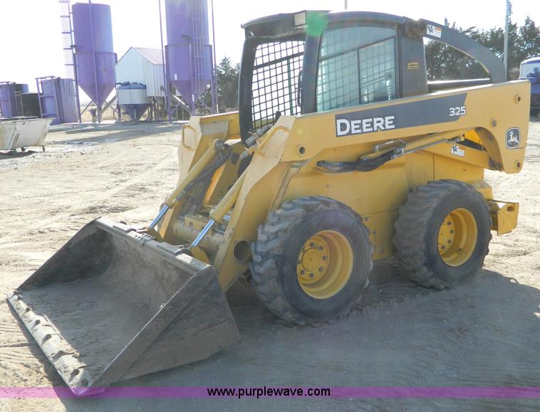 image for item D8646 2005 John Deere 325 skid steer