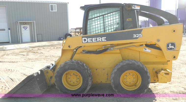 image for item D8646 2005 John Deere 325 skid steer
