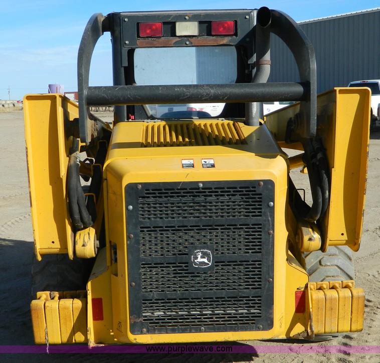 image for item D8646 2005 John Deere 325 skid steer
