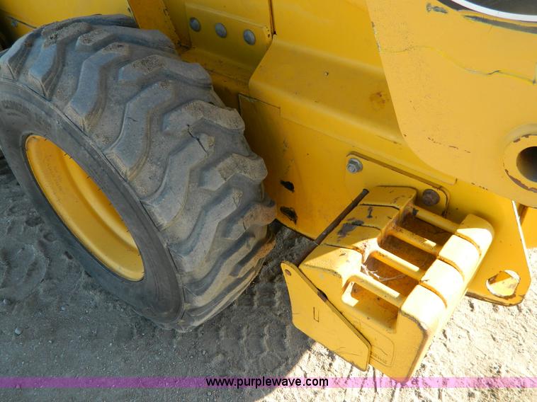 image for item D8646 2005 John Deere 325 skid steer
