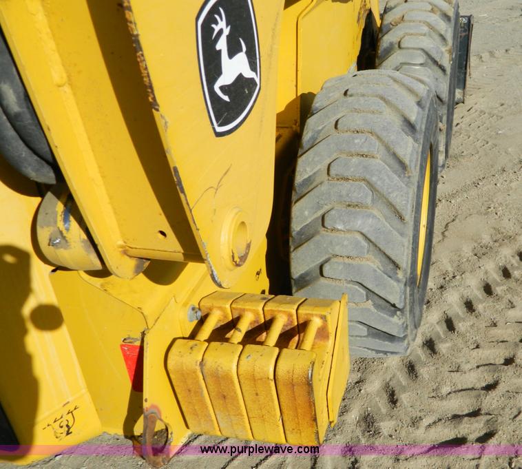 image for item D8646 2005 John Deere 325 skid steer