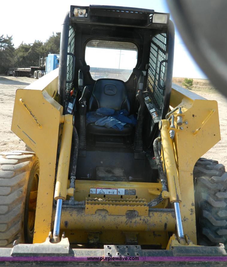 image for item D8646 2005 John Deere 325 skid steer