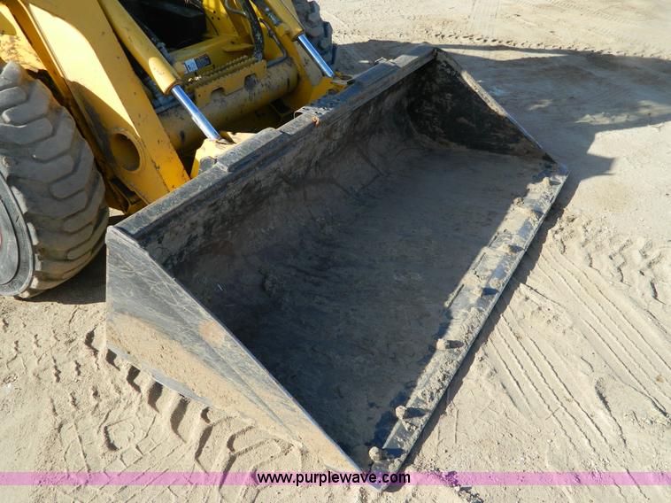 image for item D8646 2005 John Deere 325 skid steer