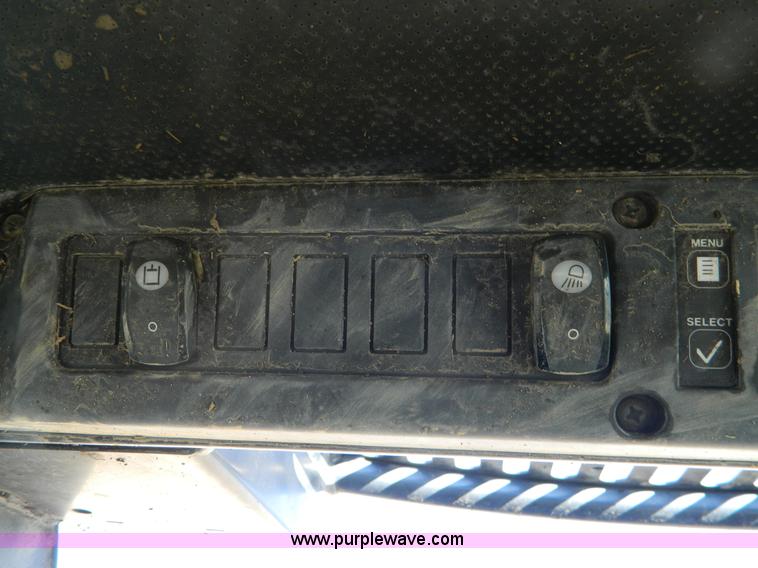 image for item D8646 2005 John Deere 325 skid steer