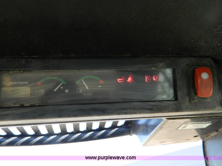 image for item D8646 2005 John Deere 325 skid steer