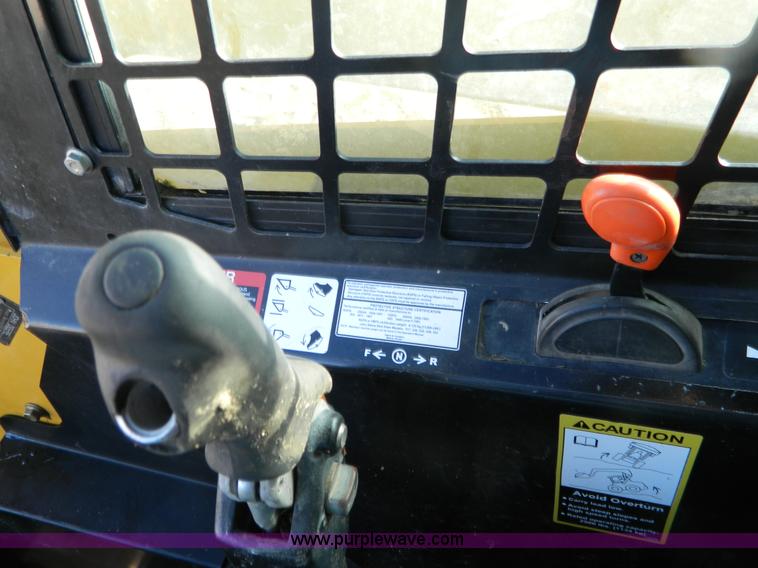 image for item D8646 2005 John Deere 325 skid steer