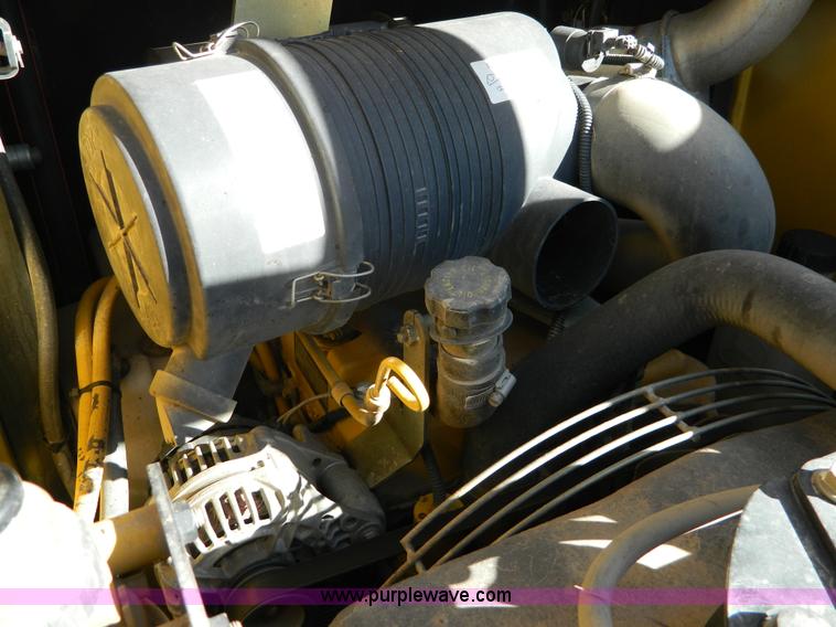 image for item D8646 2005 John Deere 325 skid steer