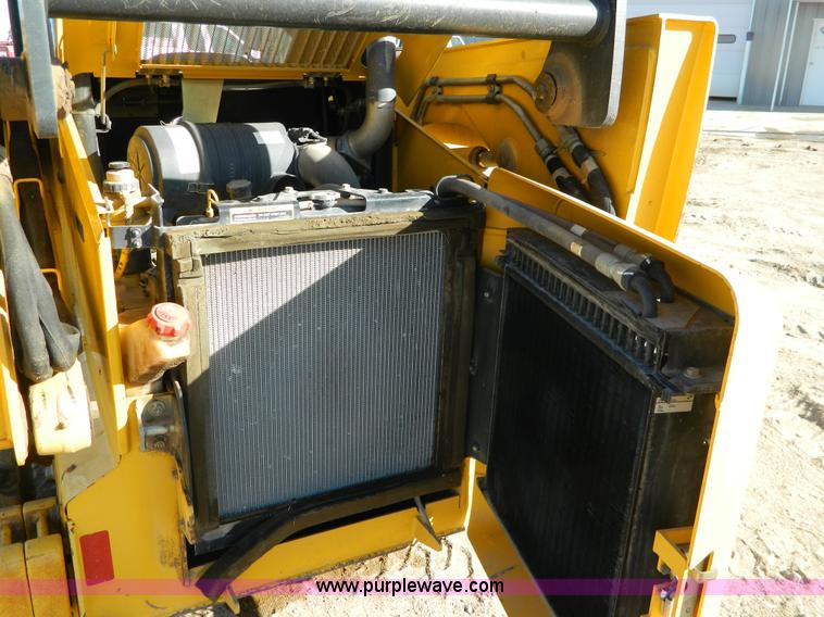 image for item D8646 2005 John Deere 325 skid steer