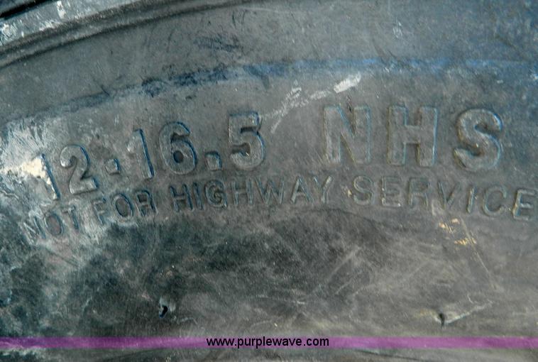 image for item D8646 2005 John Deere 325 skid steer