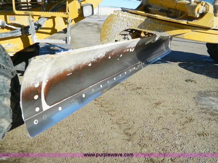 image for item D8659 1998 John Deere 770CH motor grader